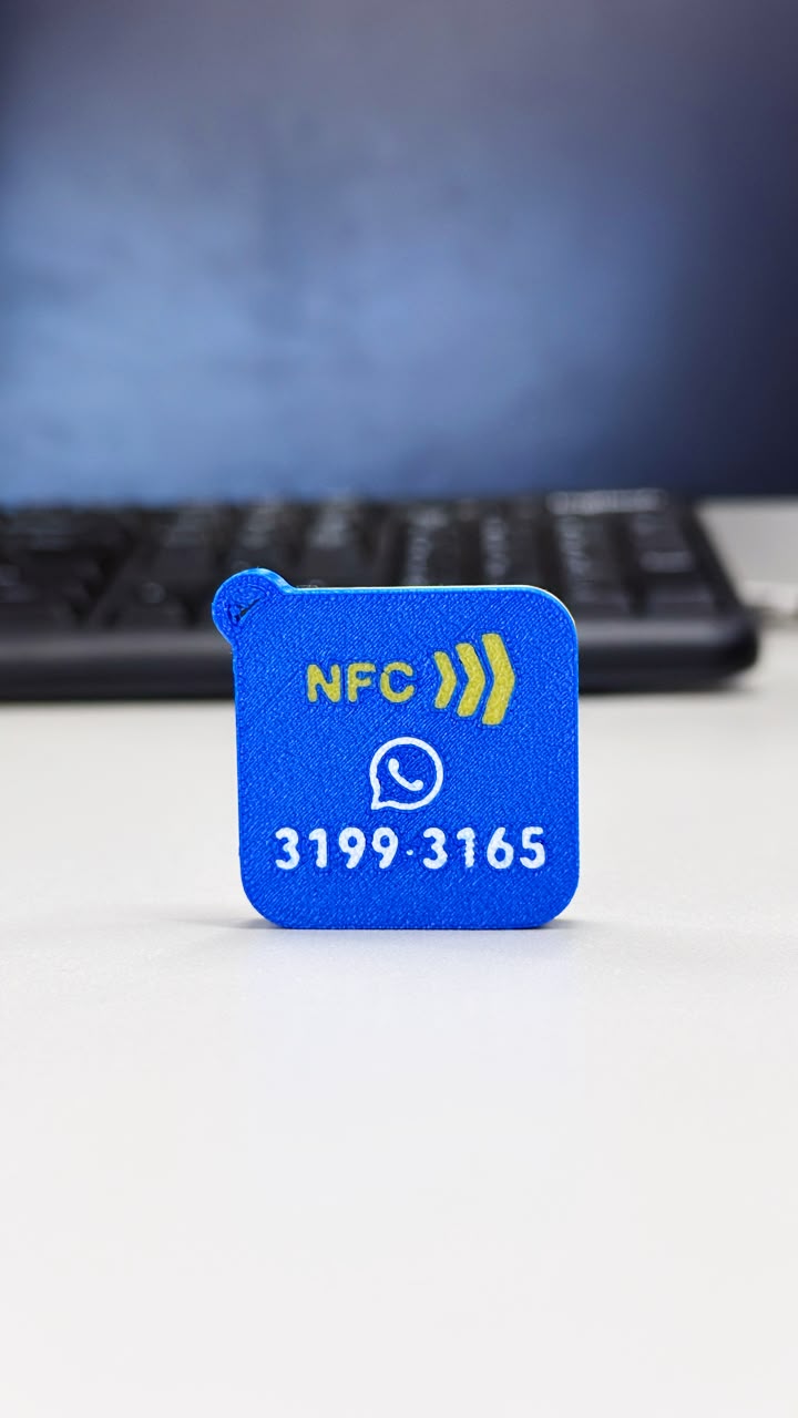 Verso do chaveiro NFC da AHX com o selo NFC e o número de WhatsApp gravados