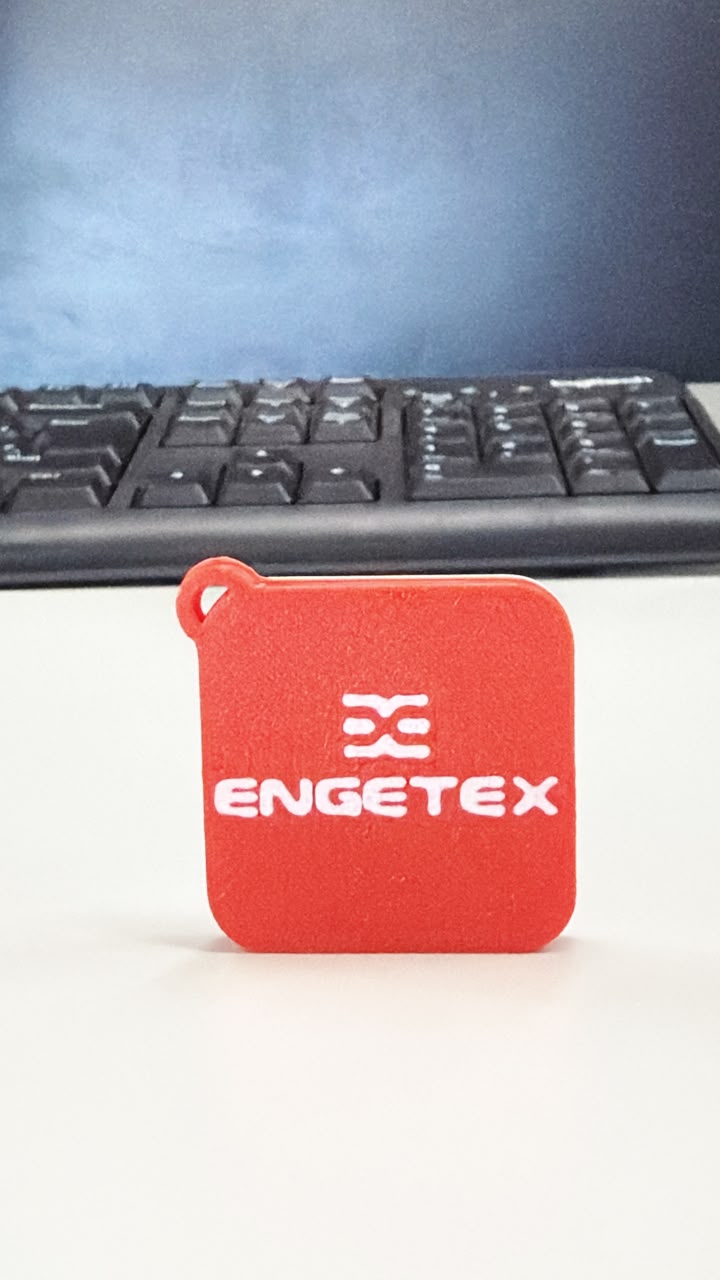 Chaveiro NFC vermelho com a marca Engetex impressa em 3D