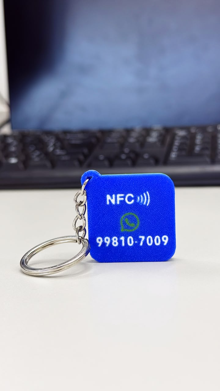 Verso do chaveiro NFC da VitalSafe com o selo NFC e o número de WhatsApp gravados